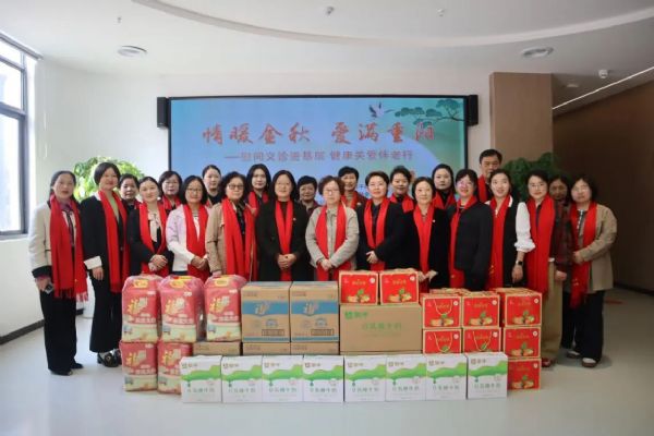 安庆市妇联、市委老干部局组织开展“情暖金秋 爱满重阳”慰问演出暨义诊活动